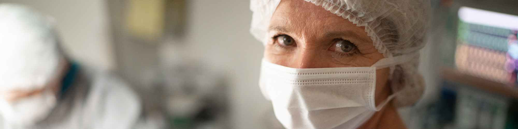 femme médecin dans un bloc opératoire 