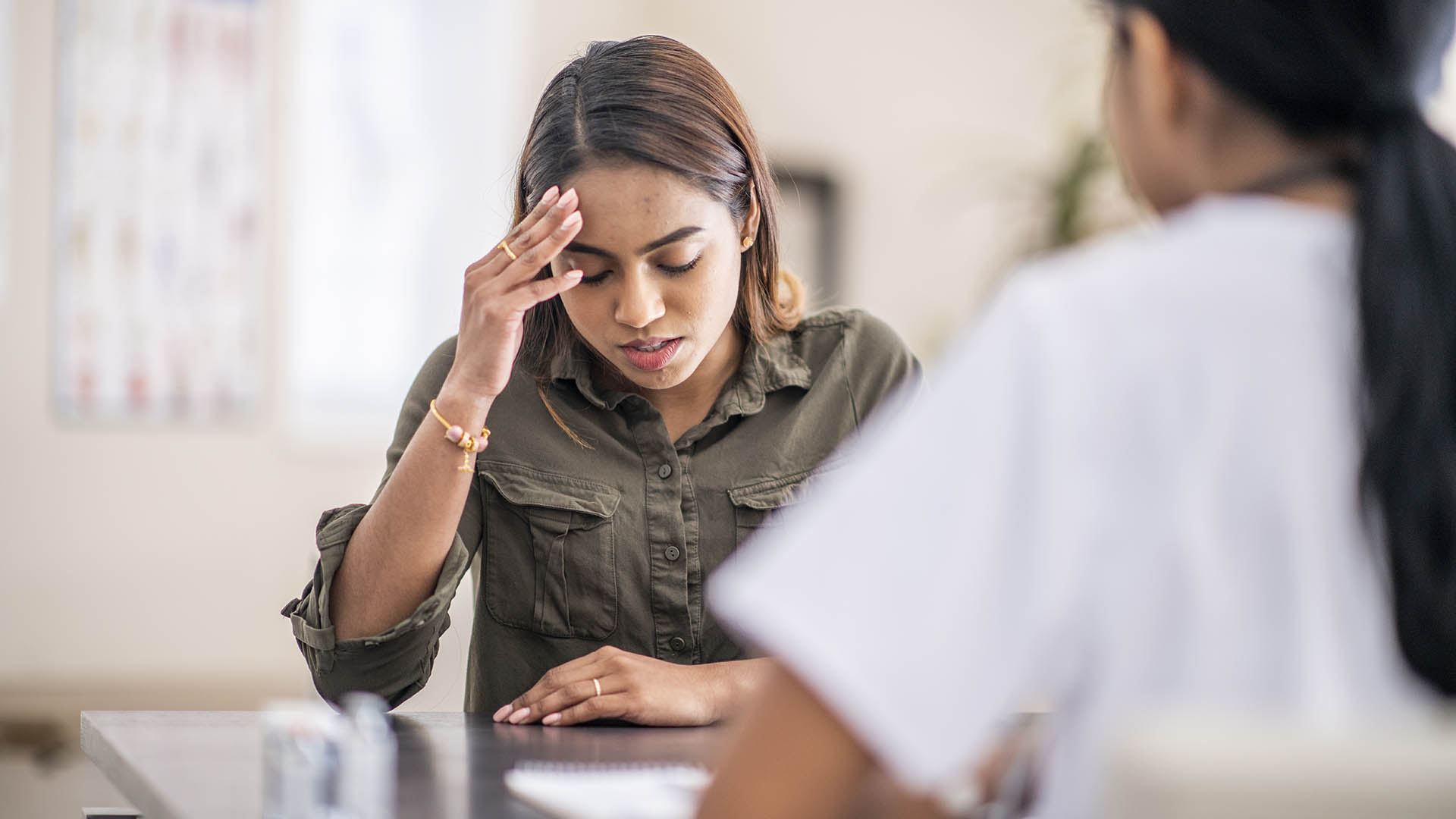 Jeune femme qui semble stressée fait face à une autre