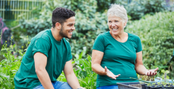 jeune homme et femme senior en pleine échange convivial dans un jardin communautaire