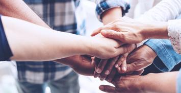 Collectif, mains serrées solidarité